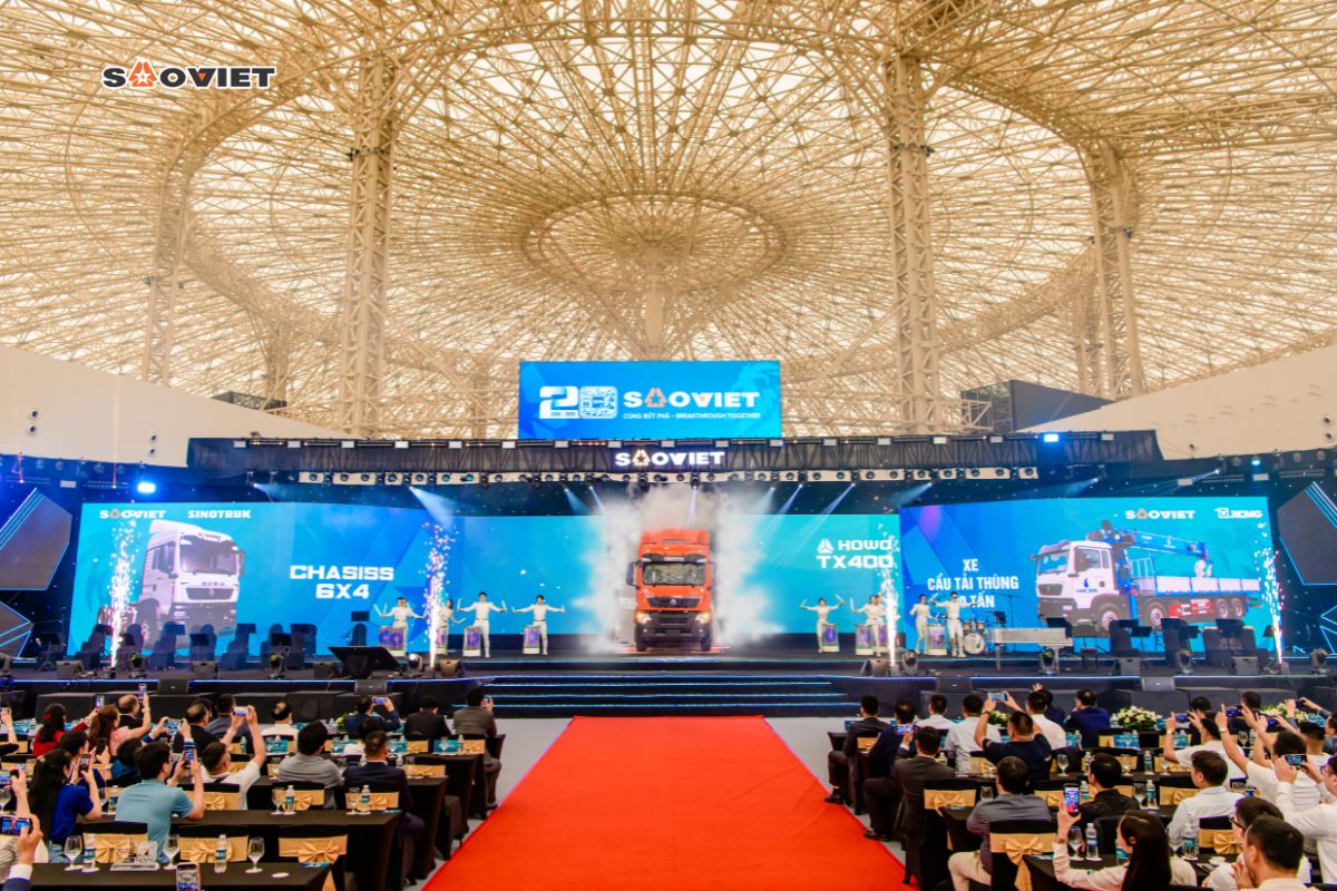 Màn ra mắt ấn tượng khi mang xe tải TX400 8 tấn lên trên sân khấu