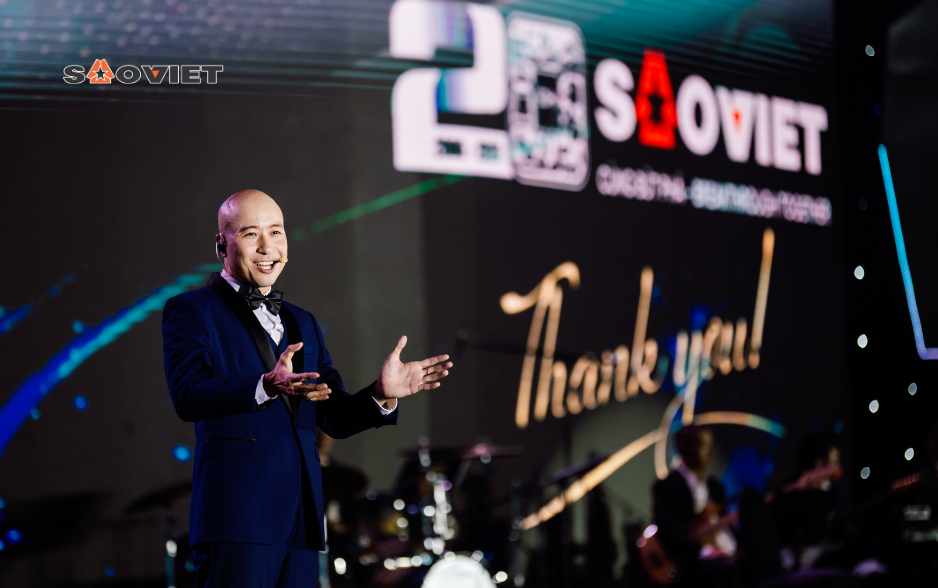 Nhạc trưởng Đồng Quang Vinh cùng dàn nhạc giao hưởng mang đến không gian âm nhạc đẳng cấp.