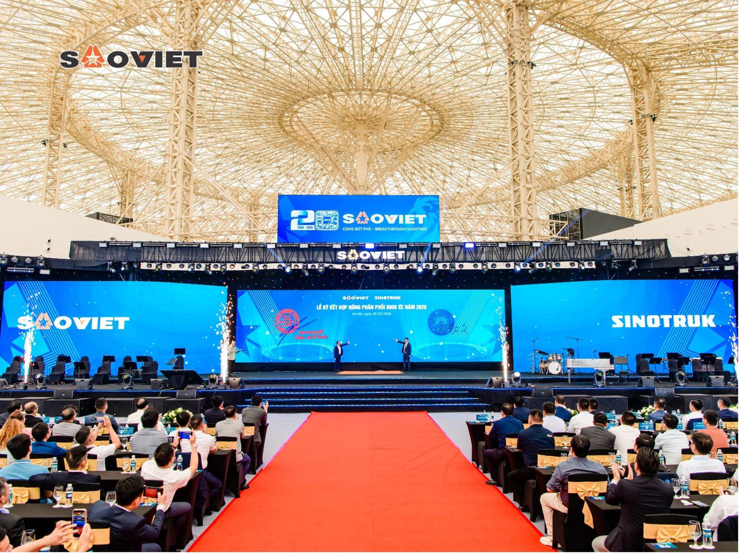 Lễ ký kết cung cấp 200 cẩu bánh xích XCMG giữa Sao Việt và tập đoàn XCMG.