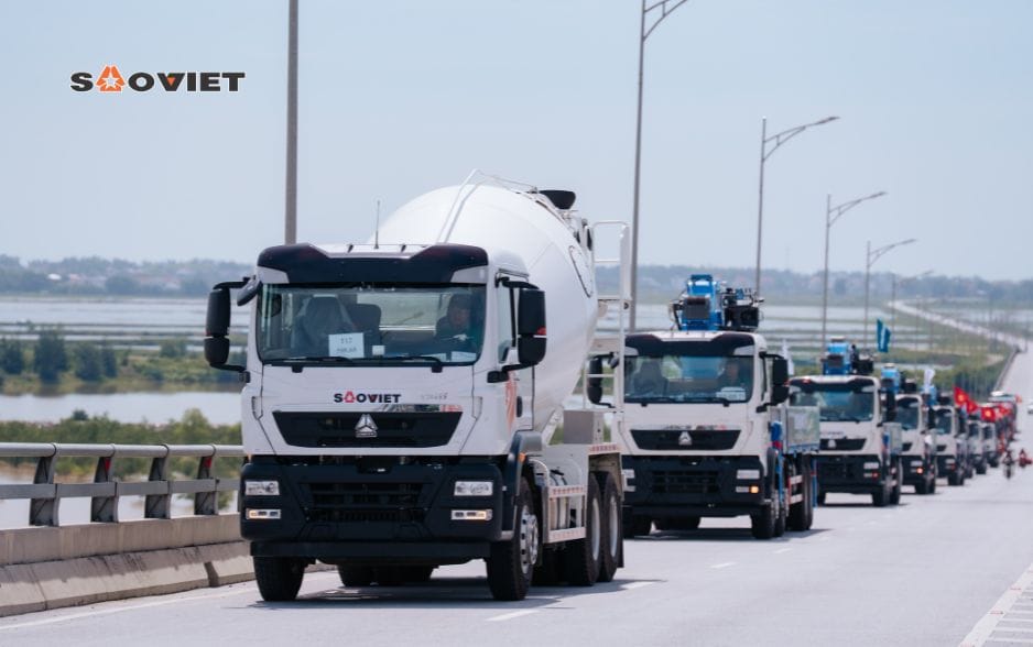 Dàn xe tải Sao Việt diễu hành Roadshow hoành tráng trên đường phố Ninh Bình.