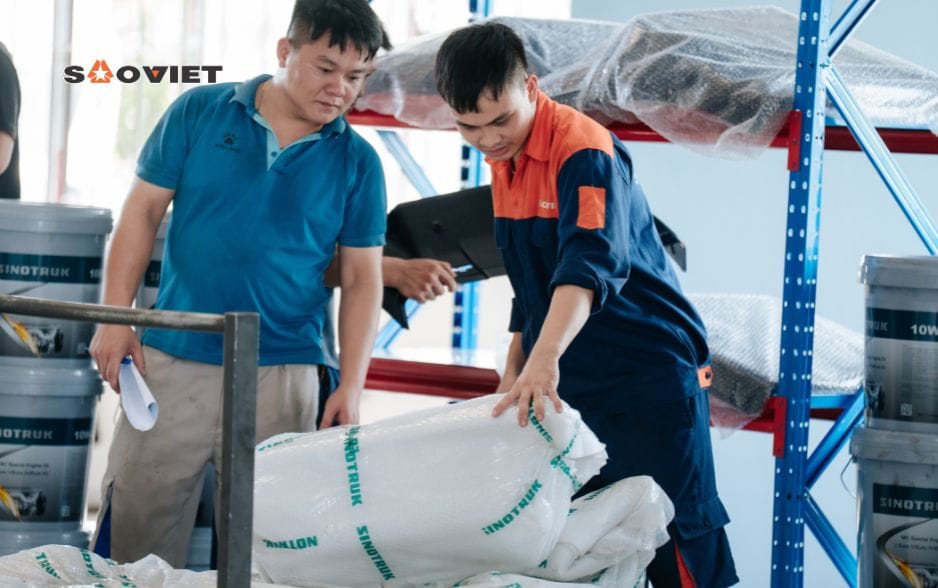 Kỹ thuật viên đang bảo dưỡng xe tải tại xưởng dịch vụ Showroom 4S Sao Việt.