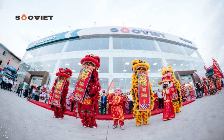 Ban lãnh đạo cắt băng khánh thành khai trương Showroom 4S Sao Việt ngày 21/08.