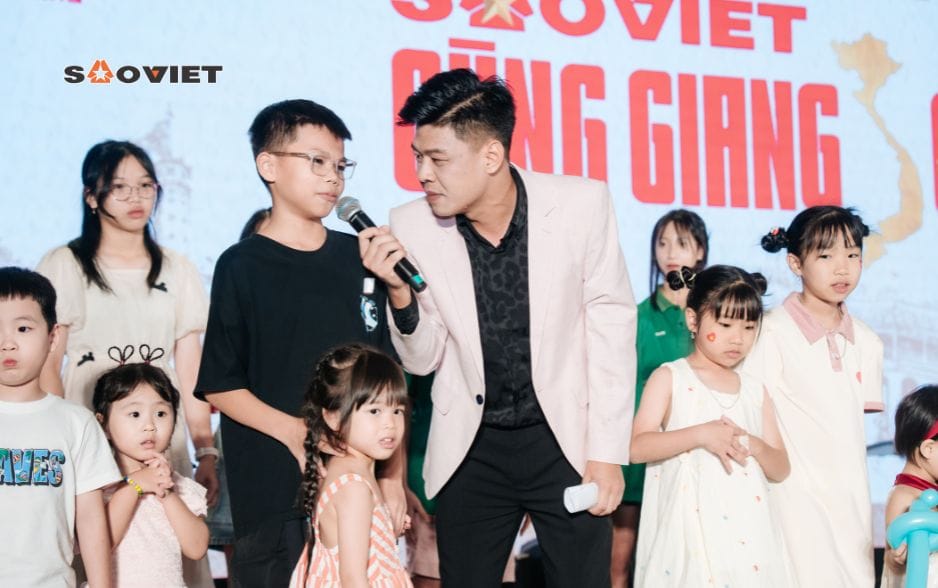 Trung Ruồi và Thái Sơn giao lưu cùng khán giả sự kiện Sao Việt